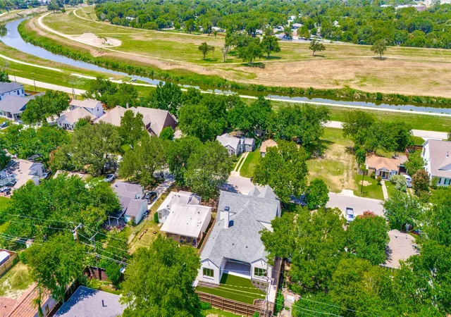 Photo 2 of Single family home for sale at 820 Edgefield Rd, Fort Worth, TX 76107 | MLS# 21352349 | Listing updated on 2026-08-21