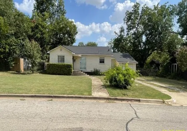 Photo 2 of Single family home for sale at 2332 Glencrest Dr, Fort Worth, TX 76119 | MLS# 21353433 | Listing updated on 2026-08-25