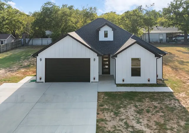Photo 2 of Single family home for sale at 1119 20th St, Bridgeport, TX 76426 | MLS# 21352438 | Listing updated on 2026-10-04