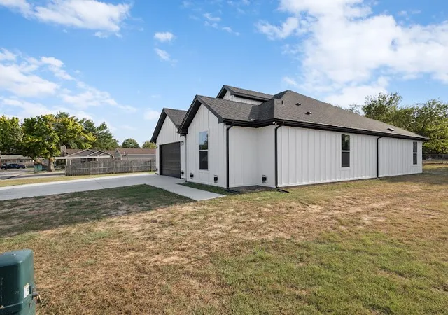 Photo 3 of Single family home for sale at 1119 20th St, Bridgeport, TX 76426 | MLS# 21352438 | Listing updated on 2026-10-04