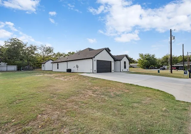 Photo 3 of Single family home for sale at 1119 20Th St, Bridgeport, TX 76426 | MLS# 21352438 | Listing updated on 2026-10-04