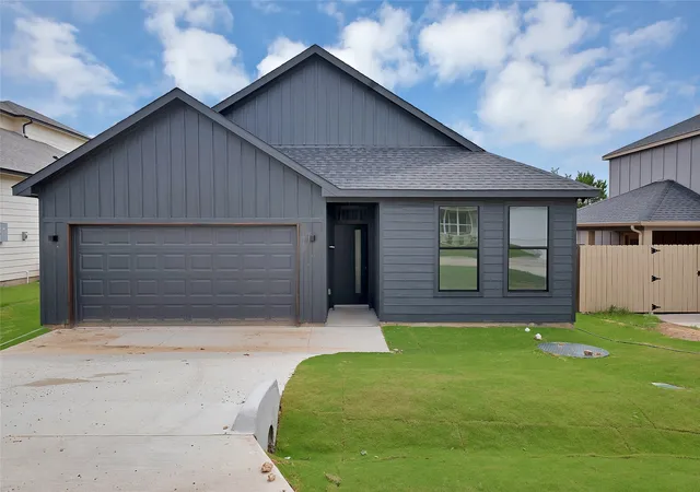 Photo 1 of Sale Pending at 5700 Barkridge Dr, Granbury, TX 76048 | MLS# 21352965 | Listing updated on 2026-08-31