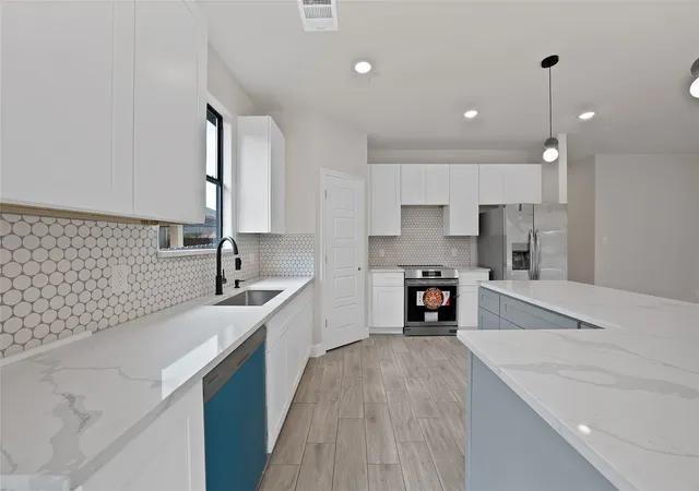 Photo 2 of Sale Pending at 5700 Barkridge Dr, Granbury, TX 76048 | MLS# 21352965 | Listing updated on 2026-08-31
