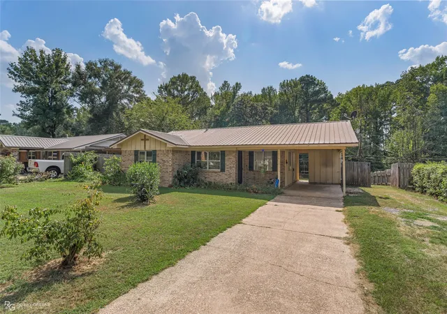 Photo 2 of Single family home for sale at 116 General Beauregard, Vivian, LA 71082 | MLS# 21353582 | Listing updated on 2026-09-23