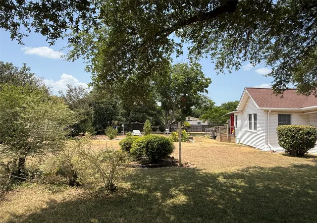 Photo 2 of Single family home for sale at 2233 Park Lake Dr, Waco, TX 76708 | MLS# 21350586 | Listing updated on 2026-08-08