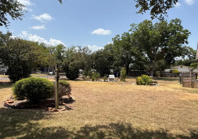Photo 3 of Single family home for sale at 2233 Park Lake Dr, Waco, TX 76708 | MLS# 21350586 | Listing updated on 2026-08-08