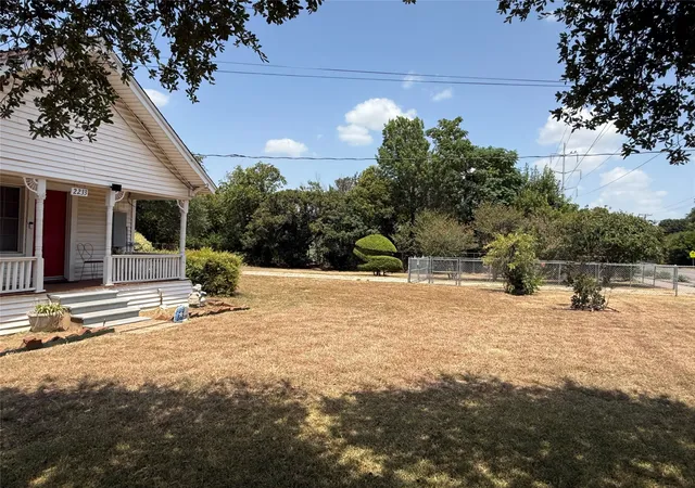 Photo 3 of Single family home for sale at 2233 Park Lake Dr, Waco, TX 76708 | MLS# 21350586 | Listing updated on 2026-08-08