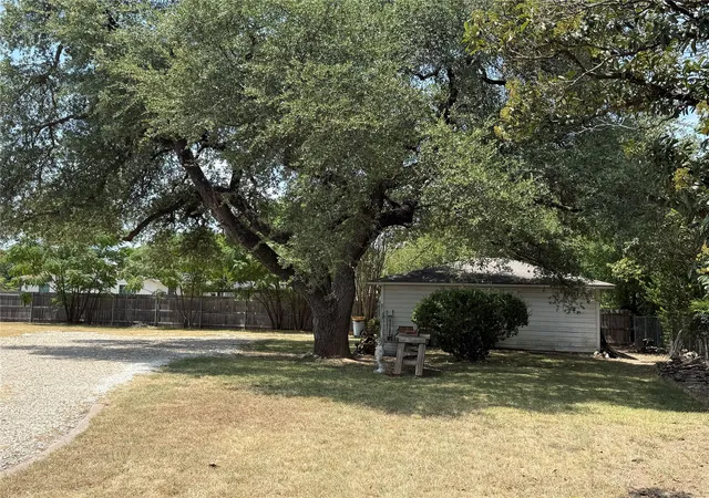 Photo 4 of Single family home for sale at 2233 Park Lake Dr, Waco, TX 76708 | MLS# 21350586 | Listing updated on 2026-08-08