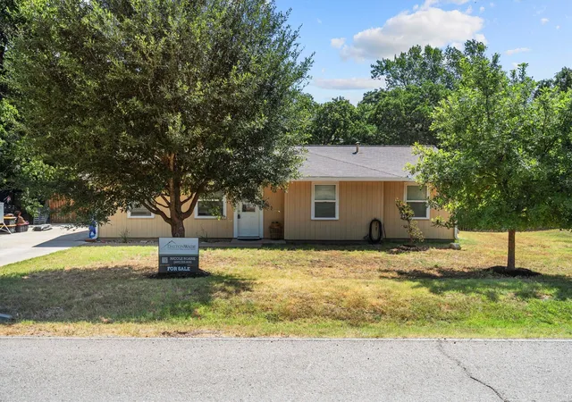 Photo 1 of Sale Pending at 128 Lynn Dr, Azle, TX 76020 | MLS# 21353615 | Listing updated on 2026-09-01