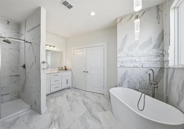 Photo 3 of Single family home for sale at 7725 Lakeview Cir, Fort Worth, TX 76179 | MLS# 21353162 | Listing updated on 2026-08-08