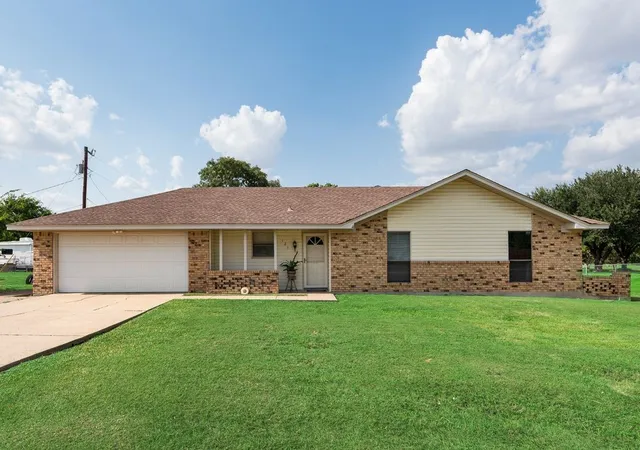 Photo 1 of Single family home for sale at 121 Tracy Dr, Waxahachie, TX 75165 | MLS# 21338625 | Listing updated on 2026-08-22