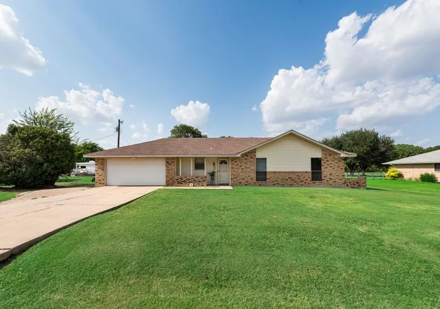 Photo 2 of Single family home for sale at 121 Tracy Dr, Waxahachie, TX 75165 | MLS# 21338625 | Listing updated on 2026-08-22