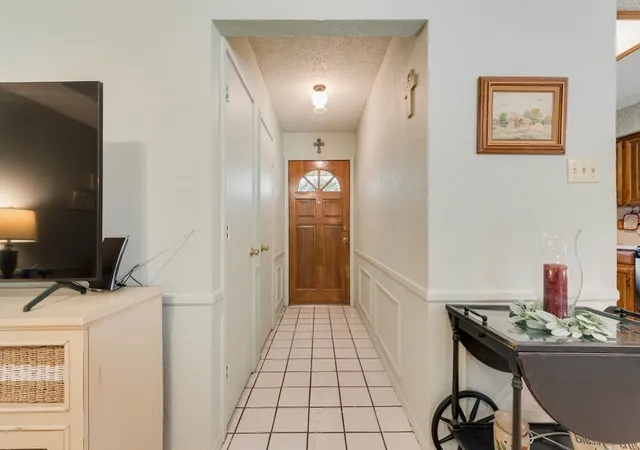 Photo 3 of Single family home for sale at 121 Tracy Dr, Waxahachie, TX 75165 | MLS# 21338625 | Listing updated on 2026-08-22
