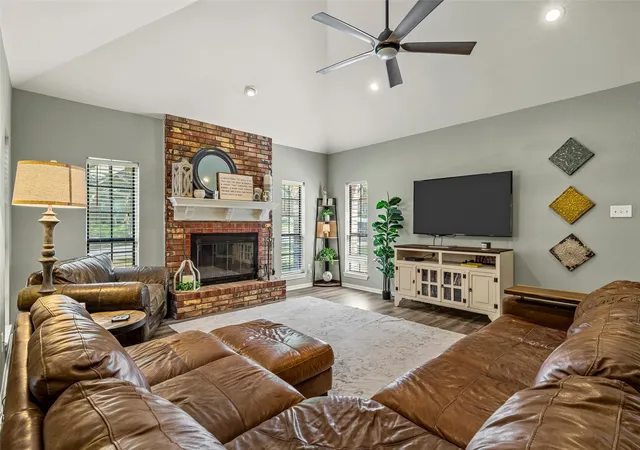 Photo 2 of Sale Pending at 9605 Oak Springs Dr, Woodway, TX 76712 | MLS# 21349299 | Listing updated on 2026-08-28