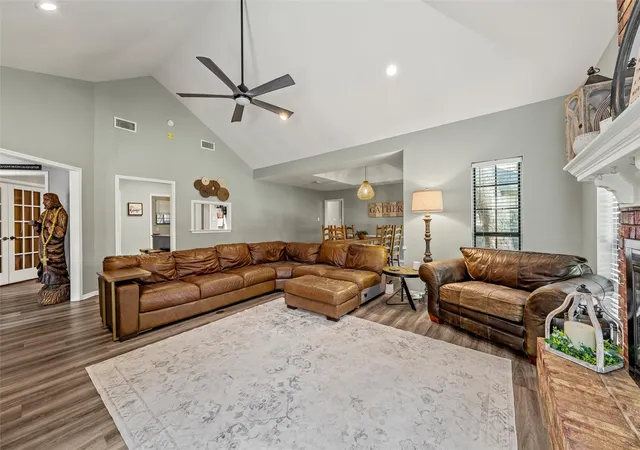 Photo 3 of Sale Pending at 9605 Oak Springs Dr, Woodway, TX 76712 | MLS# 21349299 | Listing updated on 2026-08-28