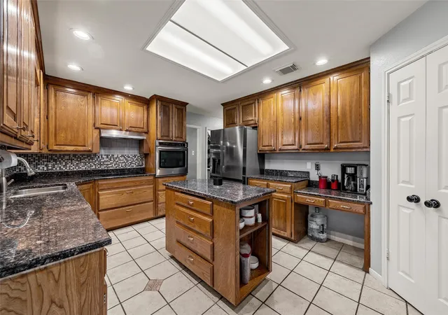 Photo 4 of Sale Pending at 9605 Oak Springs Dr, Woodway, TX 76712 | MLS# 21349299 | Listing updated on 2026-08-28