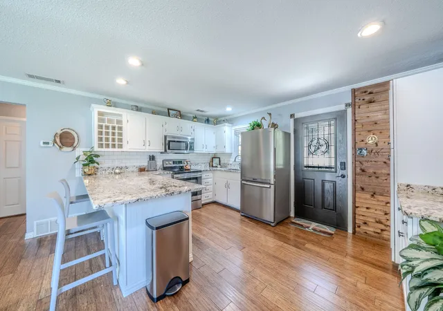 Photo 4 of Single family home for sale at 114 Baywood Blvd, Mabank, TX 75156 | MLS# 21350393 | Listing updated on 2026-08-08