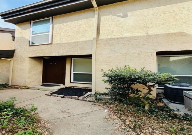Listing Photo 2 - Condo for sale in building located at 711 Harbour Town Dr, Lake Dallas, TX 75065 - Unit #3