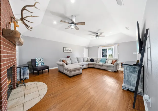 Photo 4 of Single family home for sale at 900 E Chad St, Whitney, TX 76692 | MLS# 21353083 | Listing updated on 2026-08-29