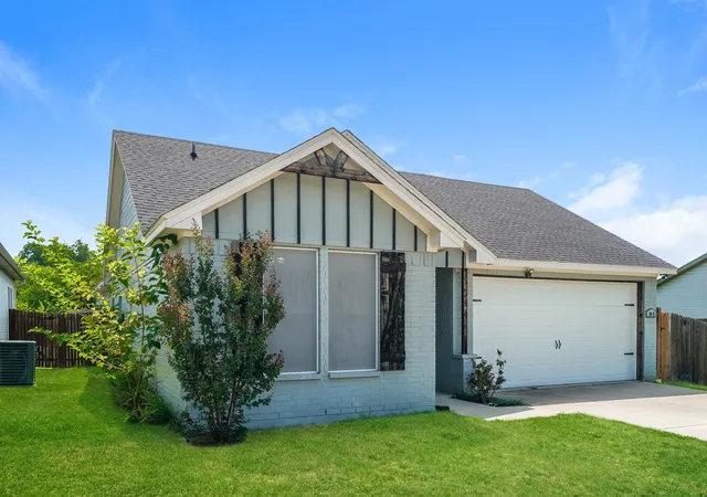 Photo 2 of Single family home for sale at 1408 Lexington St, Weatherford, TX 76086 | MLS# 21340847 | Listing updated on 2026-09-23
