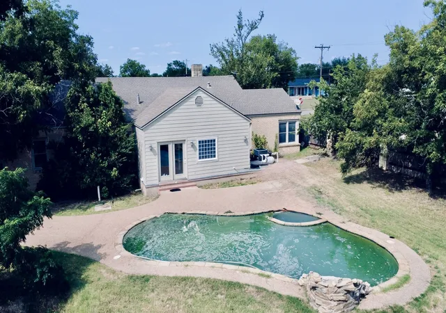 Photo 3 of Single family home for sale at 720 B E Leslie St, Hamilton, TX 76531 | MLS# 21352869 | Listing updated on 2026-08-08