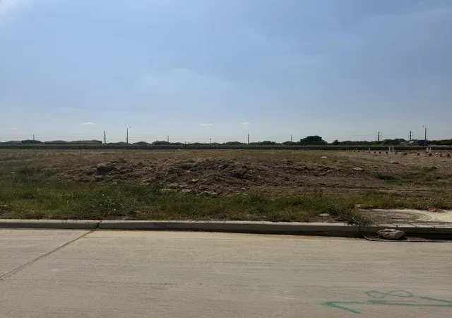 Photo 2 of Single family home for sale at 10061 Leeway Trl, Fort Worth, TX 76131 | MLS# 21353869 | Listing updated on 2026-08-25