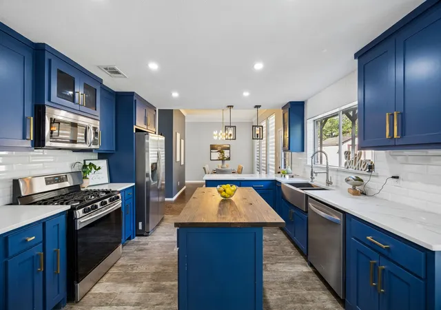 Photo 2 of Sale Pending at 5639 Centeridge Dr, Dallas, TX 75249 | MLS# 21341053 | Listing updated on 2026-08-31