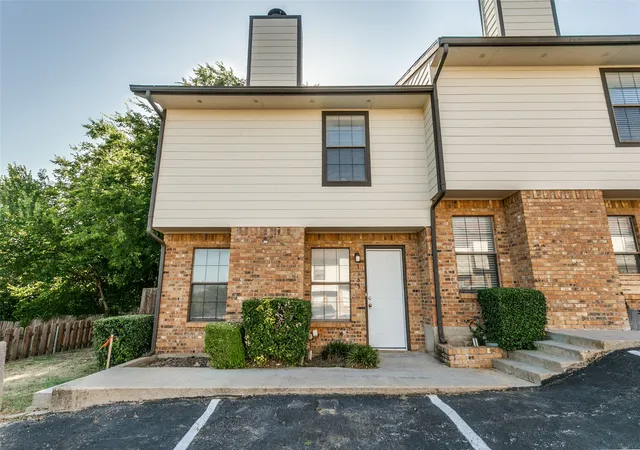 Photo 2 of Townhouse for sale at 1265 Dallas Dr, Denton, TX 76205 | MLS# 21353769 | Listing updated on 2026-09-18