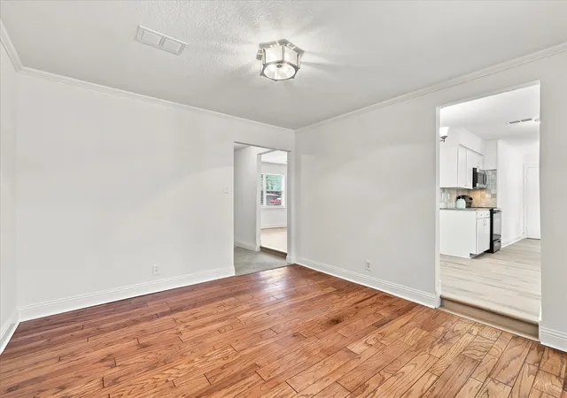 Photo 4 of Single family home for sale at 403 E Huitt Ln, Euless, TX 76040 | MLS# 21351793 | Listing updated on 2026-08-25