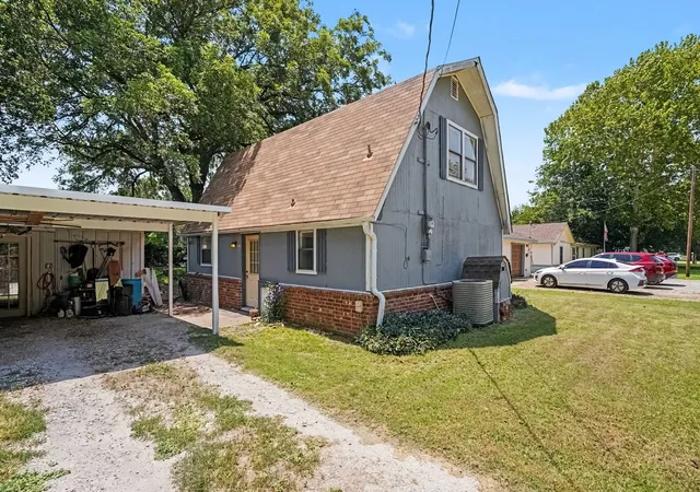Photo 3 of Single family home for sale at 322 Hillcroft Dr, Weatherford, TX 76087 | MLS# 21352608 | Listing updated on 2026-09-29