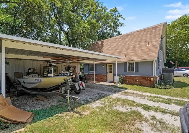 Photo 4 of Single family home for sale at 322 Hillcroft Dr, Weatherford, TX 76087 | MLS# 21352608 | Listing updated on 2026-09-29