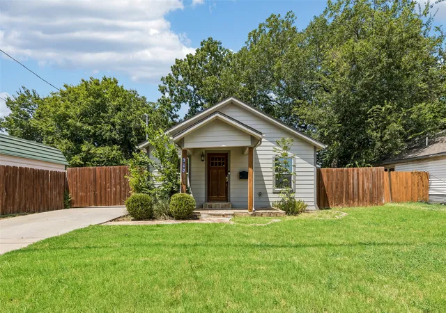 Photo 1 of Single family home for sale at 605 E Graham St, Mc Kinney, TX 75069 | MLS# 21352146 | Listing updated on 2026-08-15