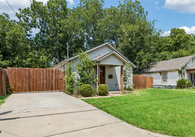 Photo 2 of Single family home for sale at 605 E Graham St, Mc Kinney, TX 75069 | MLS# 21352146 | Listing updated on 2026-08-15