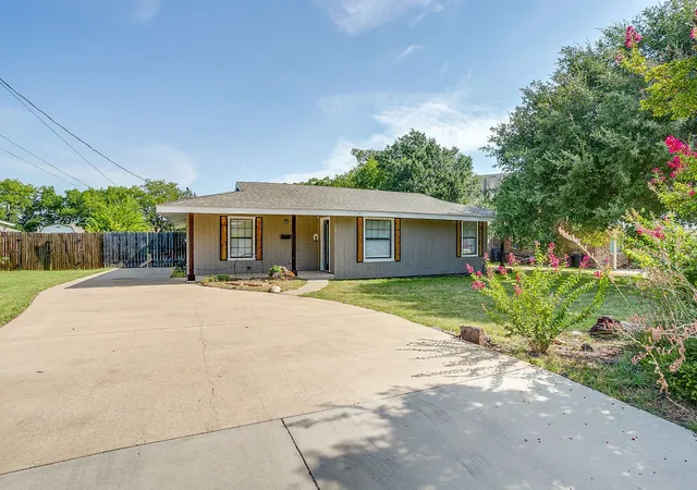 Photo 2 of Single family home for sale at 204 W Northern Ave, Saginaw, TX 76179 | MLS# 21353974 | Listing updated on 2026-10-07