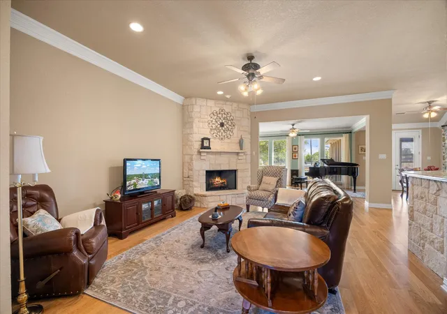 Photo 4 of Single family home for sale at 2101 W Emerald Bend Ct, Granbury, TX 76049 | MLS# 21352751 | Listing updated on 2026-09-22