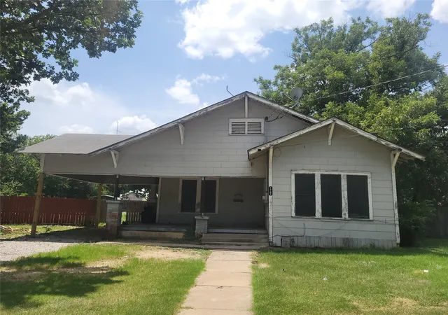 Photo 2 of Single family home for sale at 1701 6th St, Brownwood, TX 76801 | MLS# 21345891 | Listing updated on 2026-08-08