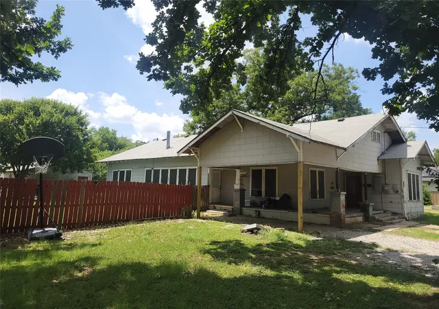Photo 3 of Single family home for sale at 1701 6th St, Brownwood, TX 76801 | MLS# 21345891 | Listing updated on 2026-08-08