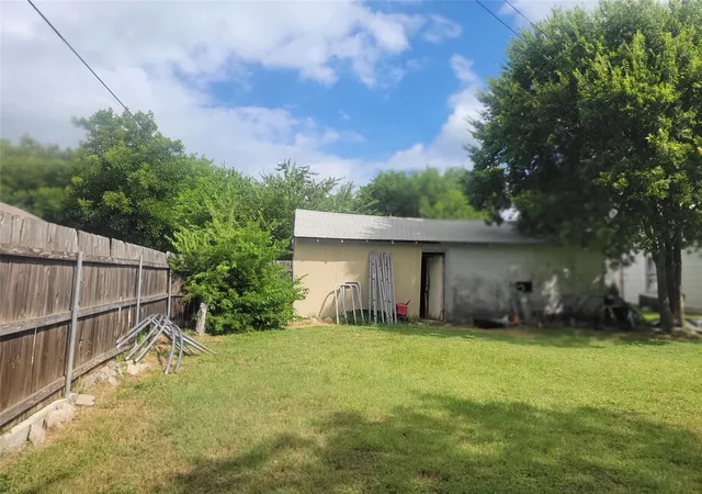 Photo 4 of Single family home for sale at 1701 6Th St, Brownwood, TX 76801 | MLS# 21345891 | Listing updated on 2026-08-08