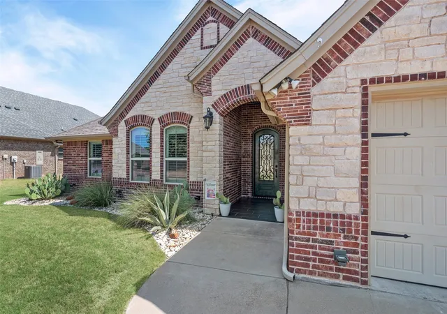Photo 2 of Single family home for sale at 427 River Bank Ln, Granbury, TX 76049 | MLS# 21353750 | Listing updated on 2026-09-07