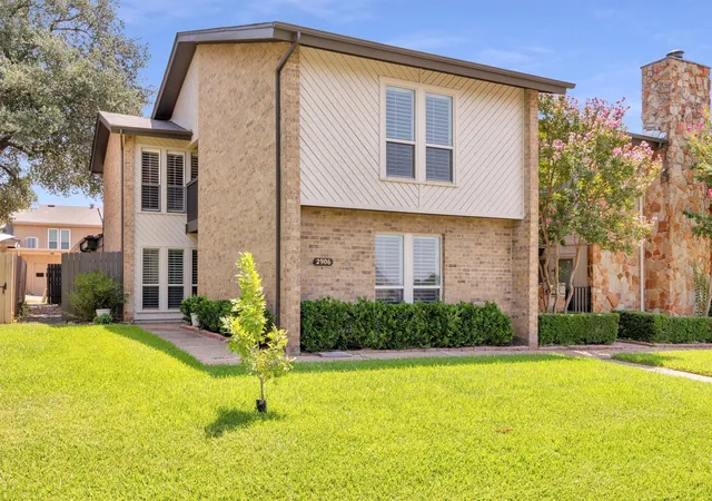 Townhouse for sale at 2906 Wayside Dr, Bedford, TX 76021 | MLS# 21353677