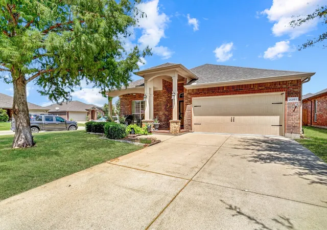 Photo 3 of Sale Pending at 2201 Kaitlyn Dr, Weatherford, TX 76087 | MLS# 21353948 | Listing updated on 2026-08-30