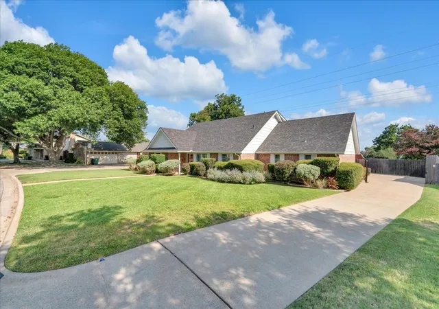 Photo 2 of Sale Pending at 4412 Fiesta Cir E, Fort Worth, TX 76133 | MLS# 21353485 | Listing updated on 2026-08-29