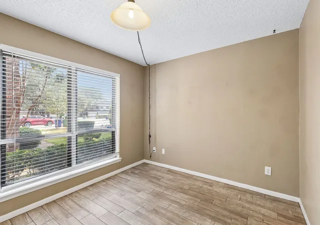 Photo 4 of Single family home for sale at 1806 Lakecrest Ct, Carrollton, TX 75006 | MLS# 21322333 | Listing updated on 2026-08-07