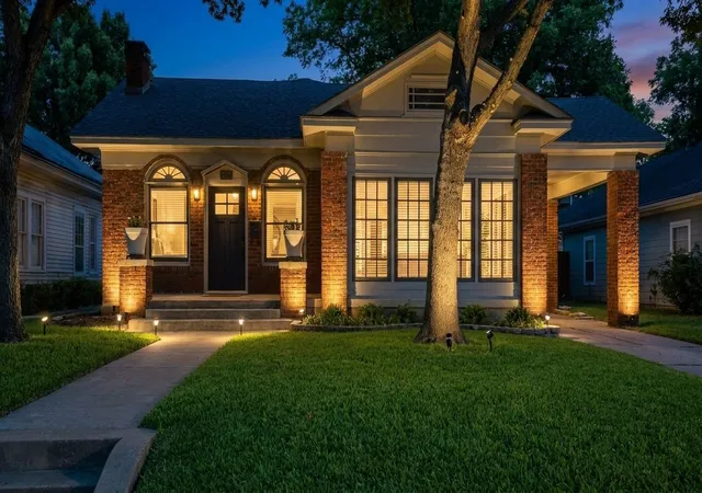 Photo 1 of Single family home for sale at 826 Cedar Hill Ave, Dallas, TX 75208 | MLS# 21353613 | Listing updated on 2026-08-30