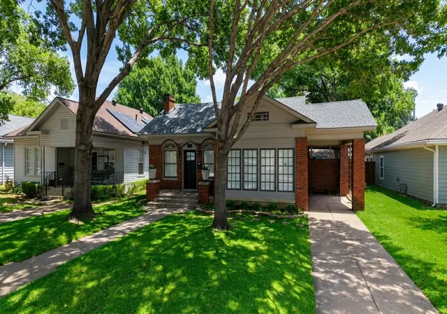 Photo 2 of Single family home for sale at 826 Cedar Hill Ave, Dallas, TX 75208 | MLS# 21353613 | Listing updated on 2026-08-30