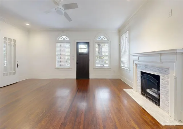 Photo 3 of Single family home for sale at 826 Cedar Hill Ave, Dallas, TX 75208 | MLS# 21353613 | Listing updated on 2026-10-04
