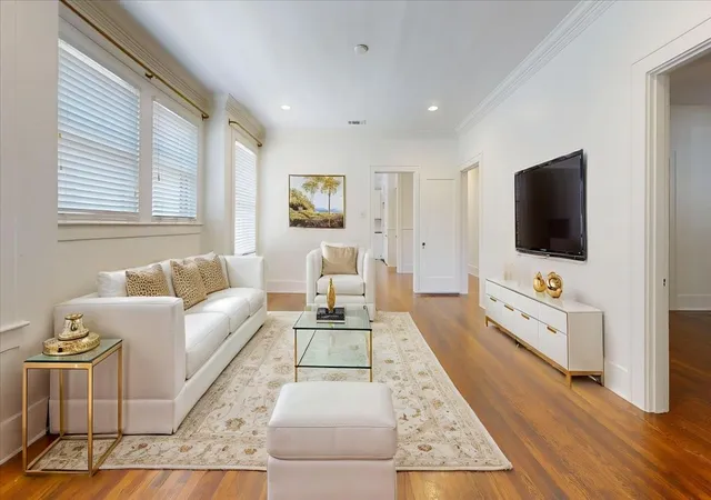 Photo 4 of Single family home for sale at 826 Cedar Hill Ave, Dallas, TX 75208 | MLS# 21353613 | Listing updated on 2026-10-04