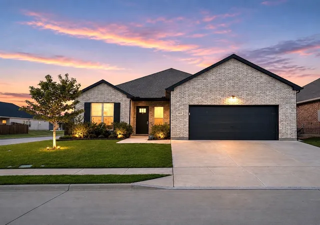 Photo 1 of Single family home for sale at 305 Chase Creek Dr, Lavon, TX 75166 | MLS# 21354188 | Listing updated on 2026-10-07