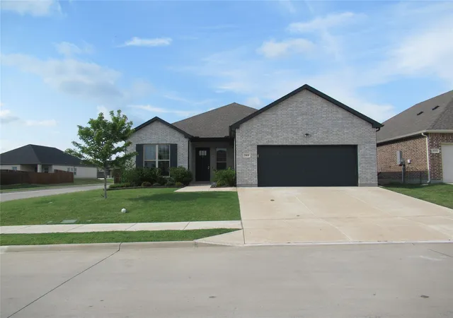 Photo 3 of Single family home for sale at 305 Chase Creek Dr, Lavon, TX 75166 | MLS# 21354188 | Listing updated on 2026-10-07