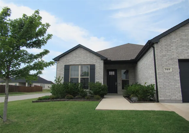 Photo 3 of Single family home for sale at 305 Chase Creek Dr, Lavon, TX 75166 | MLS# 21354188 | Listing updated on 2026-10-07